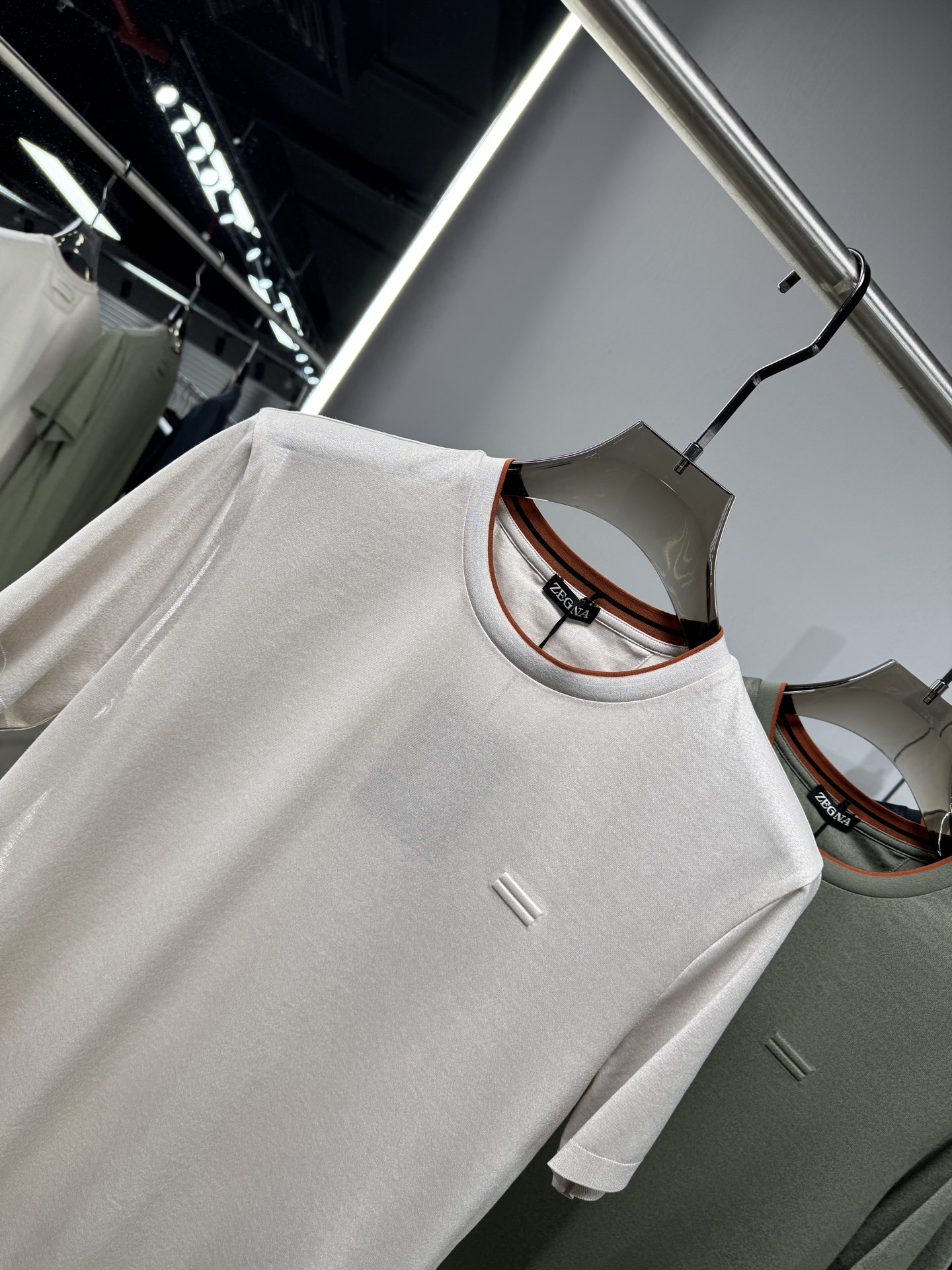 EZ26 撞色领针织T恤，面料软糯亲肤，自带垂坠感，告别普通T恤的僵硬感，撞色包边圆领设计，橘棕细边点缀