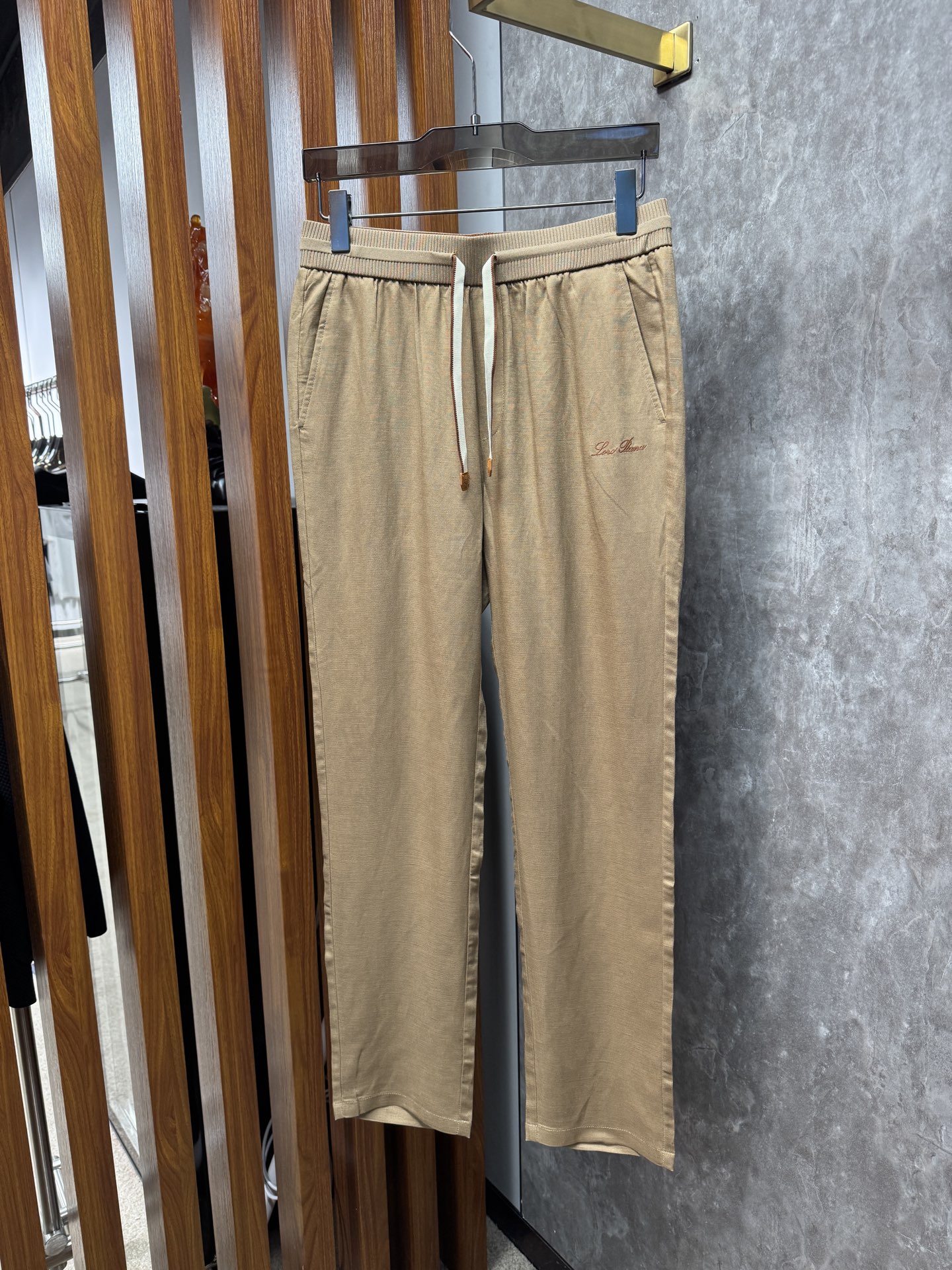26ss 早春新品Loro piana轻奢亚麻裤 把高级感穿在日常甄选高支面料，触感软糯，垂坠有型不挑身