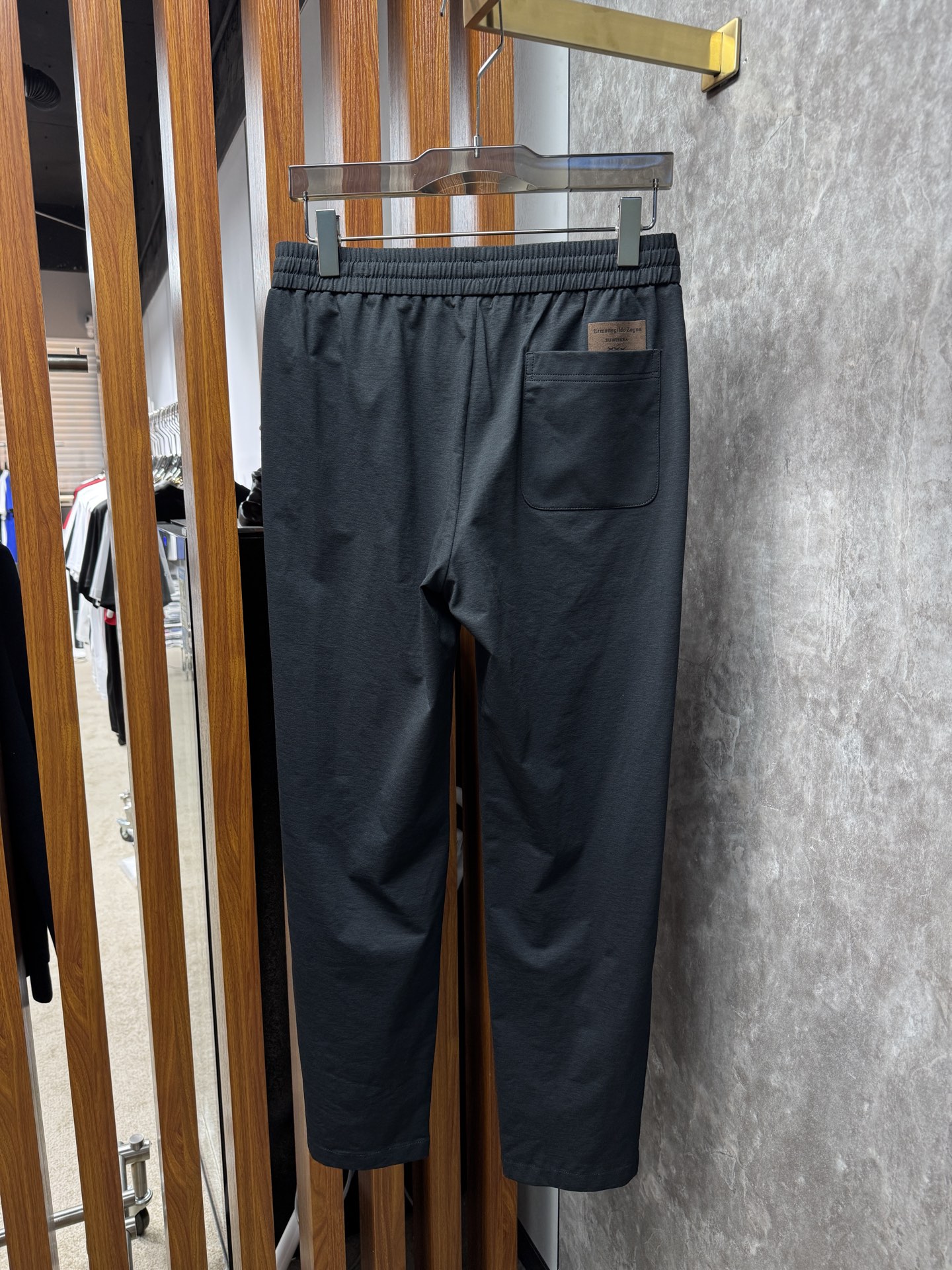 EZ 26春夏新品，开春必入的“懒人神裤”采用定制迪桑棉面料，轻薄透气，自带冰凉感，体感直接拉满，云朵般