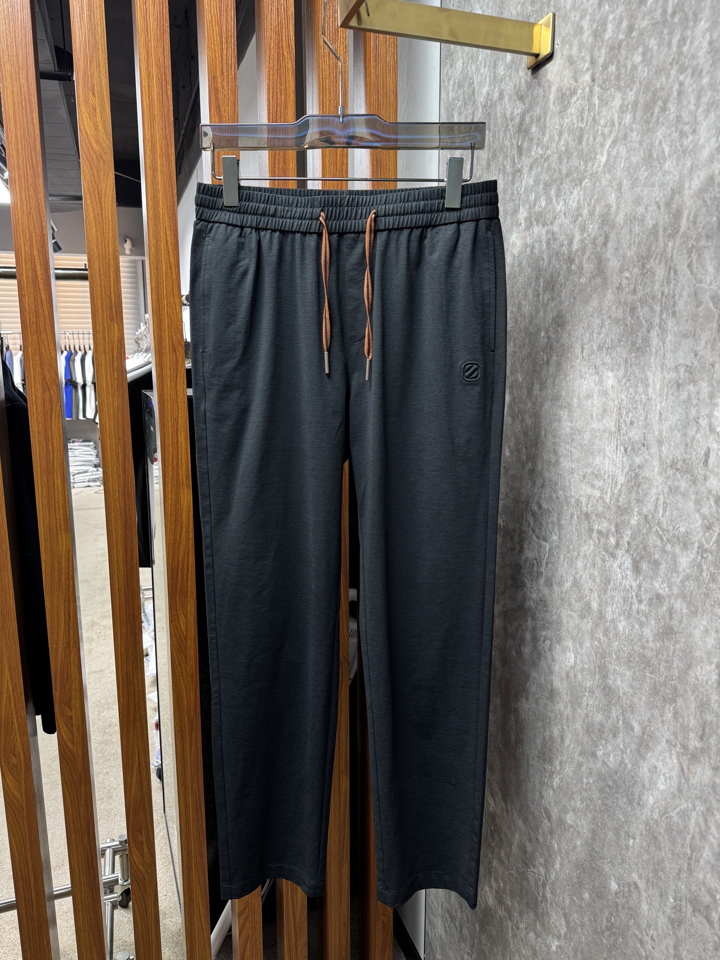 EZ 26春夏新品，开春必入的“懒人神裤”采用定制迪桑棉面料，轻薄透气，自带冰凉感，体感直接拉满，云朵般