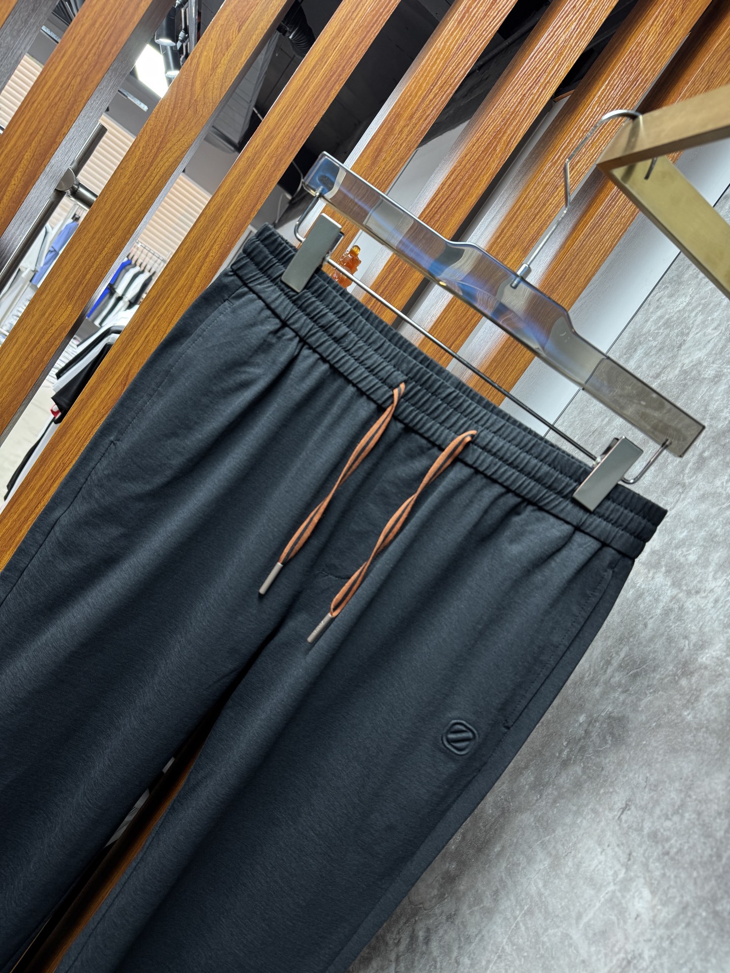 EZ 26春夏新品，开春必入的“懒人神裤”采用定制迪桑棉面料，轻薄透气，自带冰凉感，体感直接拉满，云朵般