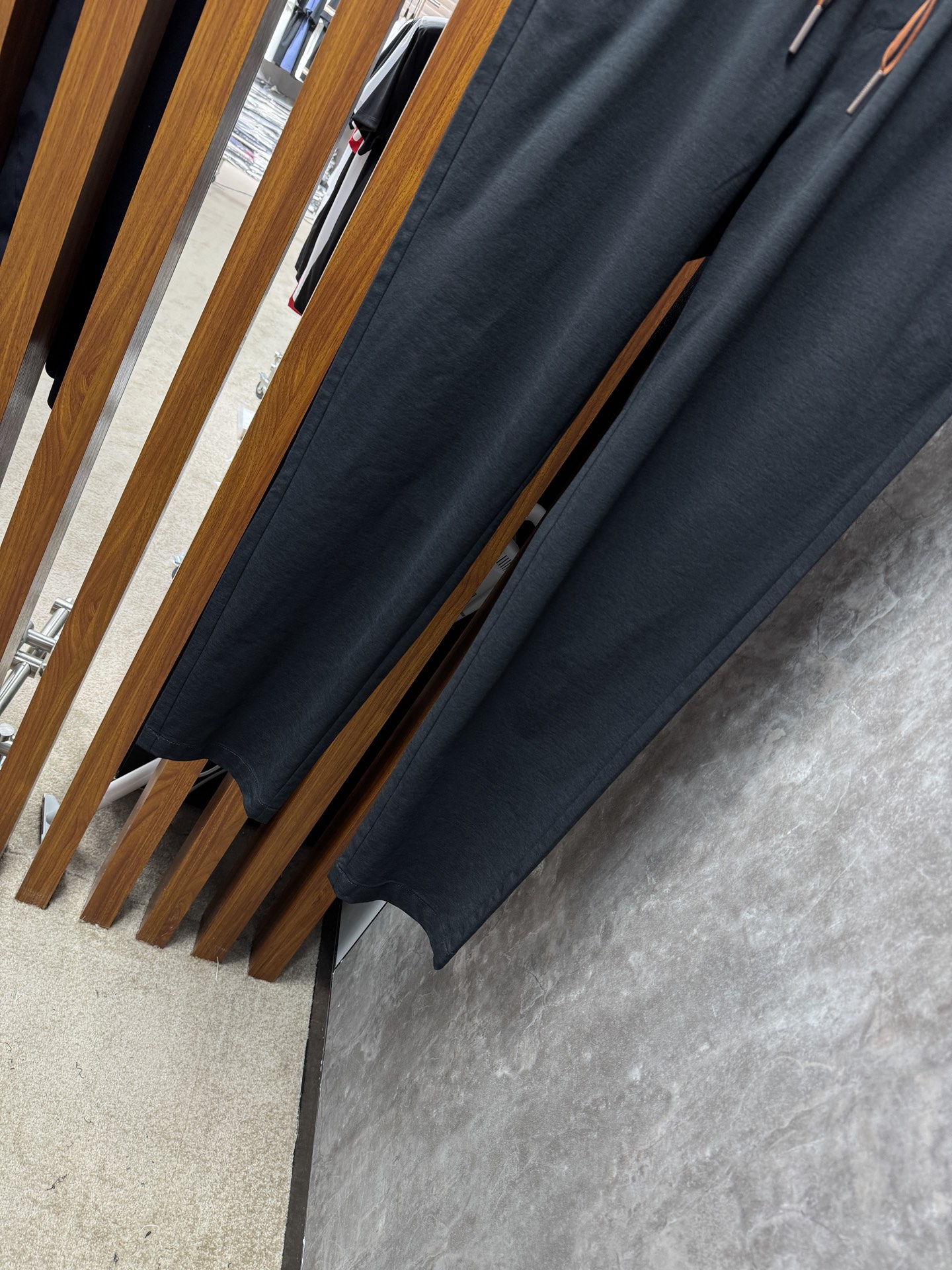 EZ 26春夏新品，开春必入的“懒人神裤”采用定制迪桑棉面料，轻薄透气，自带冰凉感，体感直接拉满，云朵般