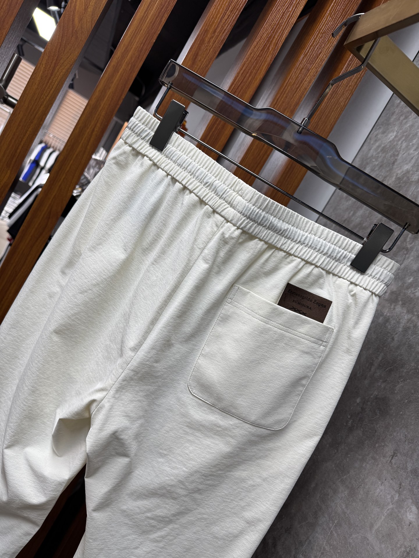 EZ 26春夏新品，开春必入的“懒人神裤”采用定制迪桑棉面料，轻薄透气，自带冰凉感，体感直接拉满，云朵般
