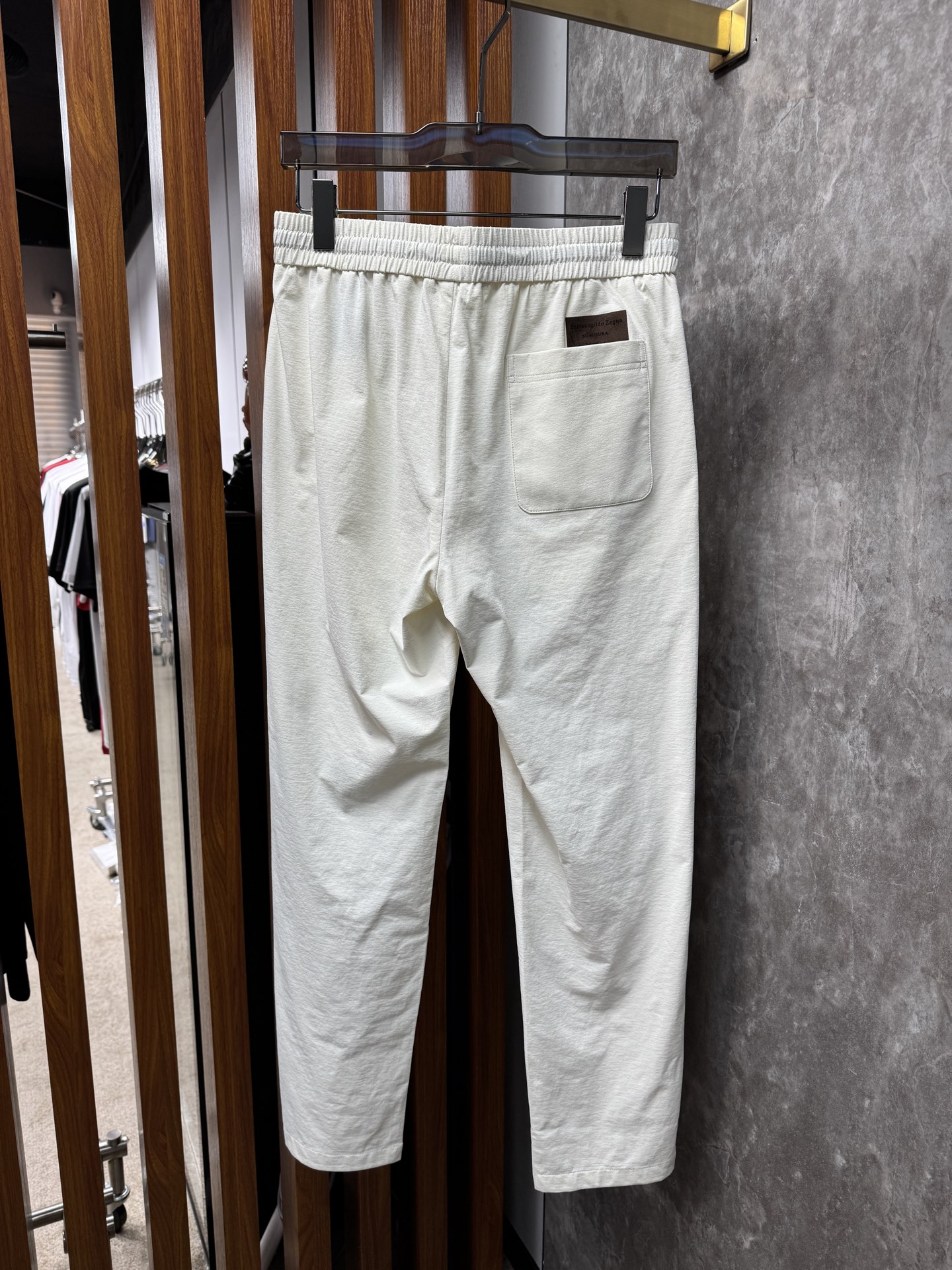 EZ 26春夏新品，开春必入的“懒人神裤”采用定制迪桑棉面料，轻薄透气，自带冰凉感，体感直接拉满，云朵般