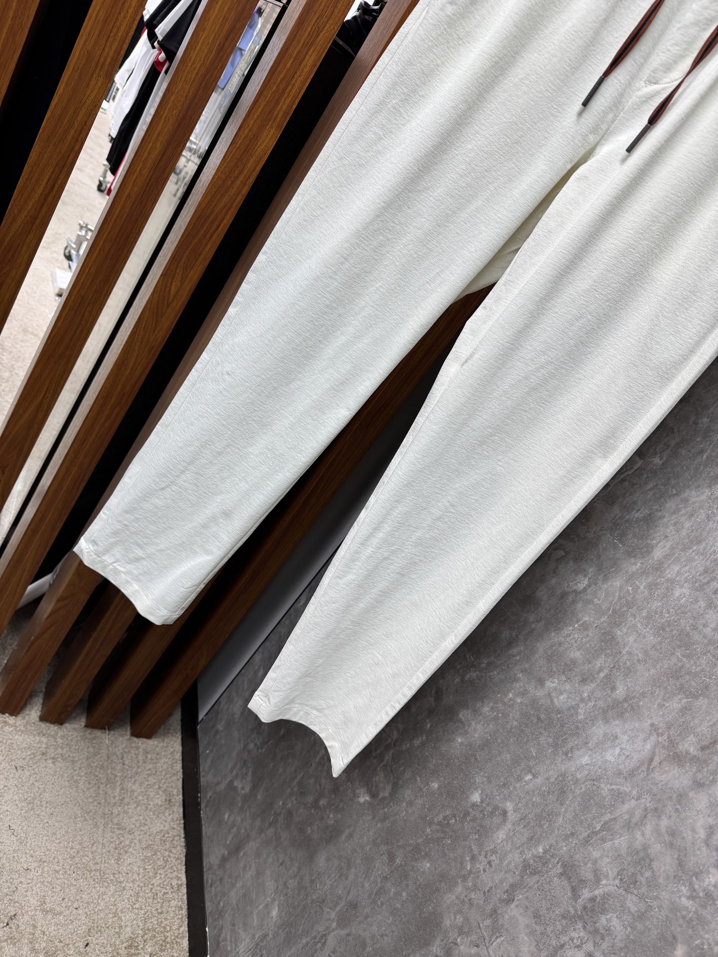 EZ 26春夏新品，开春必入的“懒人神裤”采用定制迪桑棉面料，轻薄透气，自带冰凉感，体感直接拉满，云朵般