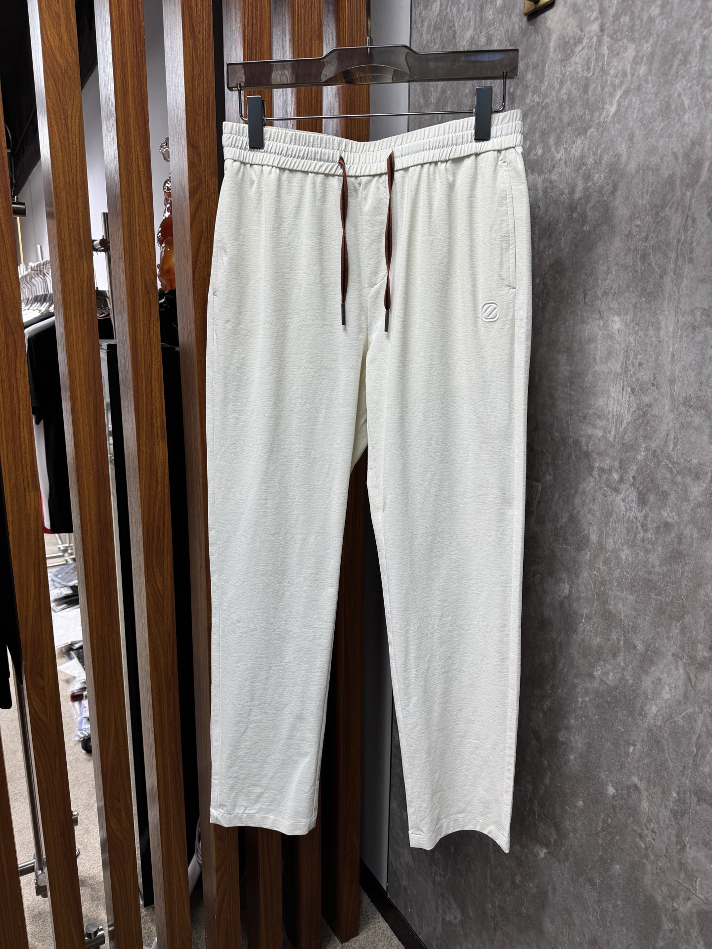 EZ 26春夏新品，开春必入的“懒人神裤”采用定制迪桑棉面料，轻薄透气，自带冰凉感，体感直接拉满，云朵般