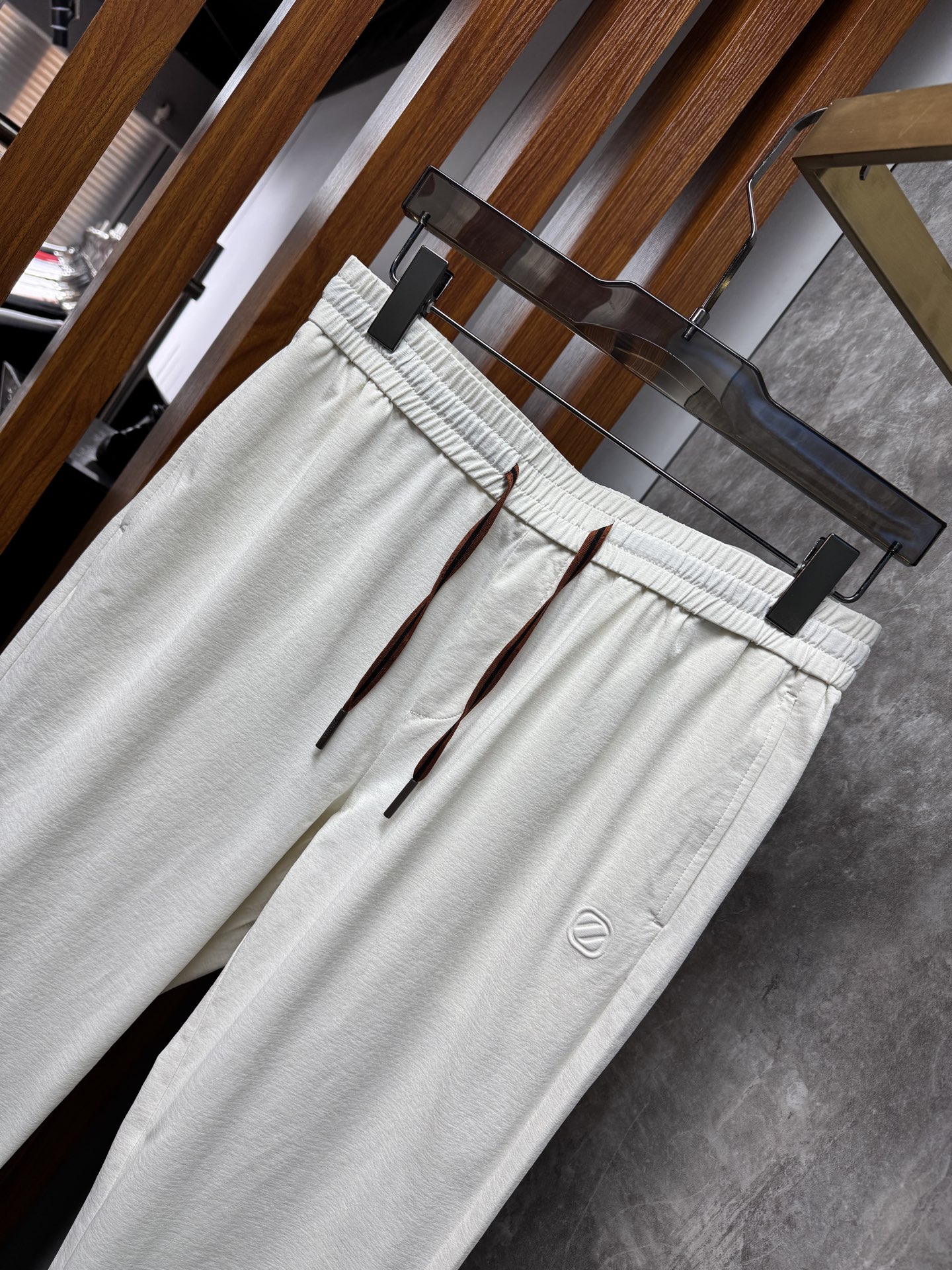 EZ 26春夏新品，开春必入的“懒人神裤”采用定制迪桑棉面料，轻薄透气，自带冰凉感，体感直接拉满，云朵般