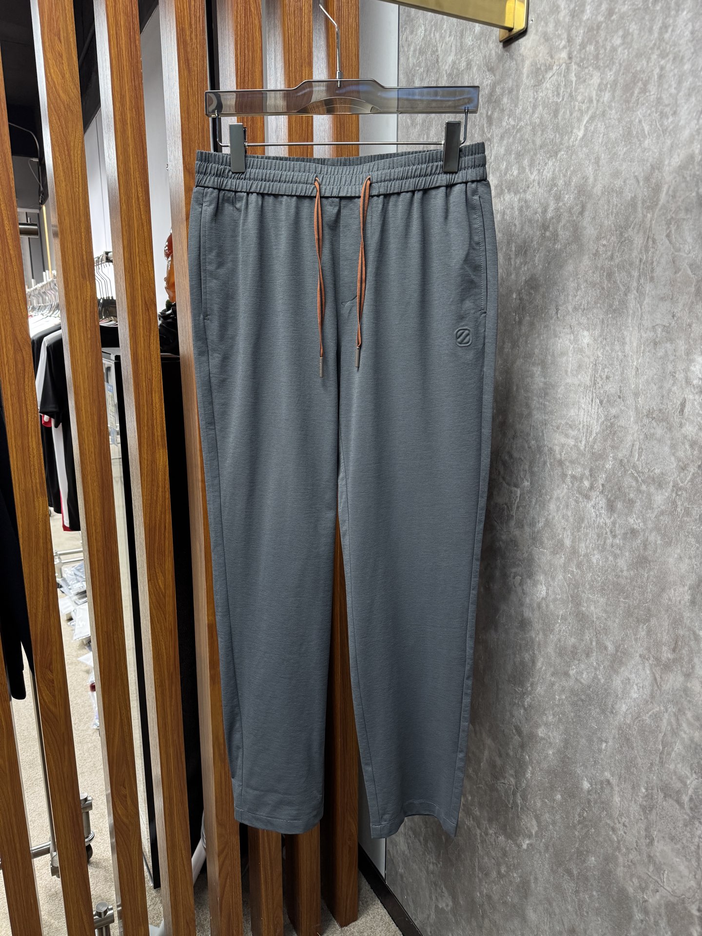 EZ 26春夏新品，开春必入的“懒人神裤”采用定制迪桑棉面料，轻薄透气，自带冰凉感，体感直接拉满，云朵般