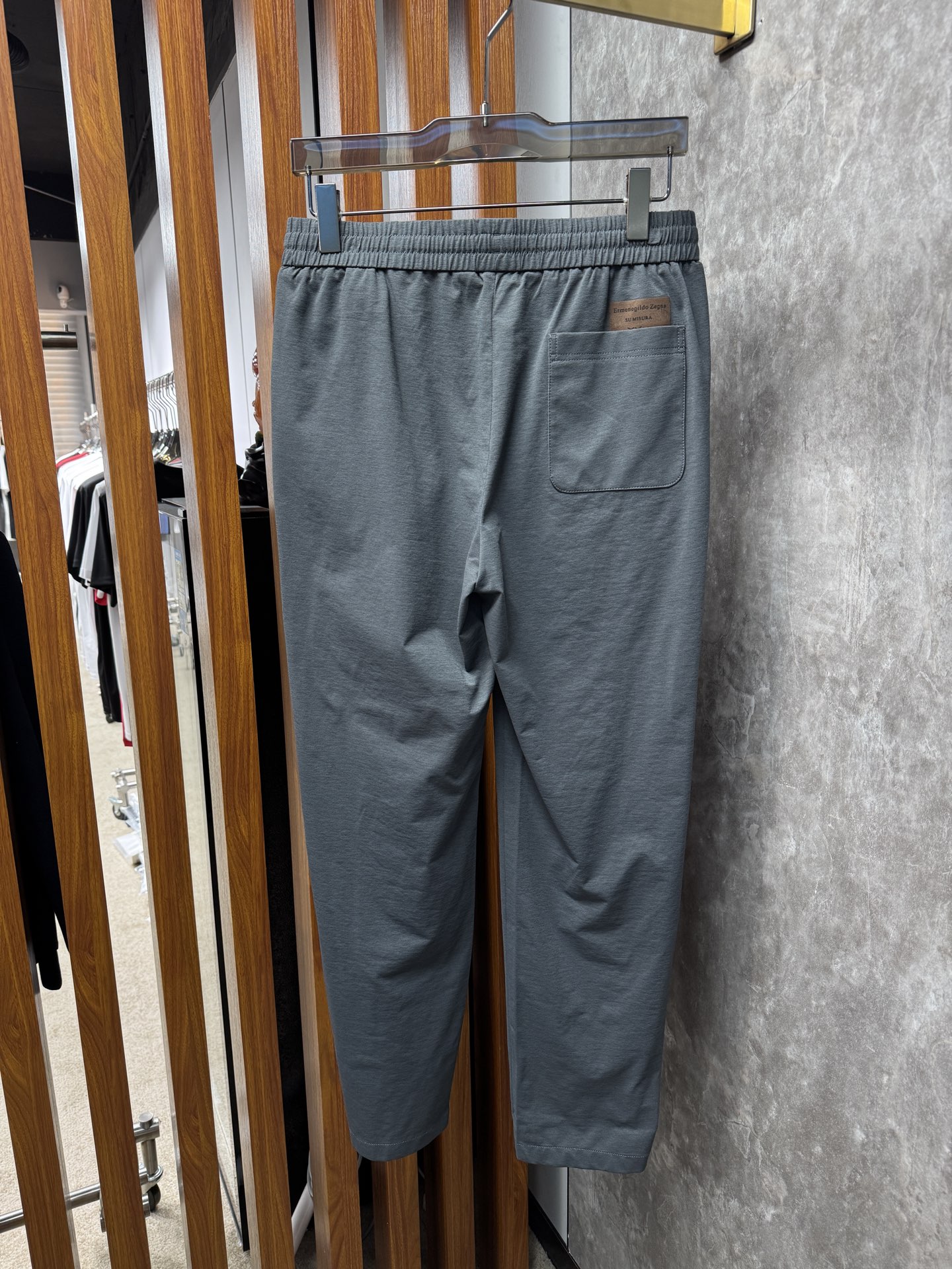 EZ 26春夏新品，开春必入的“懒人神裤”采用定制迪桑棉面料，轻薄透气，自带冰凉感，体感直接拉满，云朵般