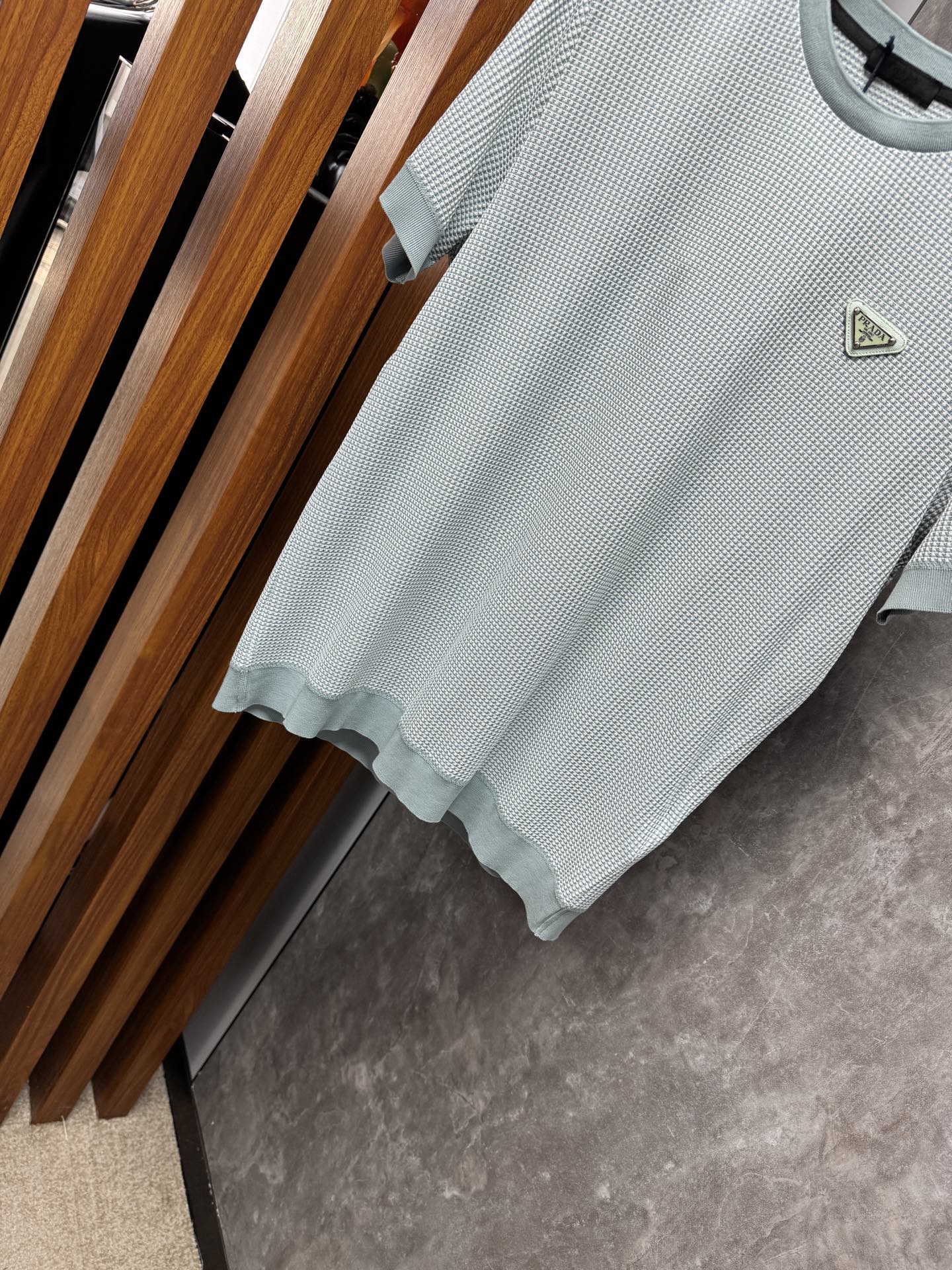 上新 26ss P家 春夏新款竖条提花起脚短袖 原版定制 面料选用进口彩柔棉 轻薄透气 上身丝滑舒适 高