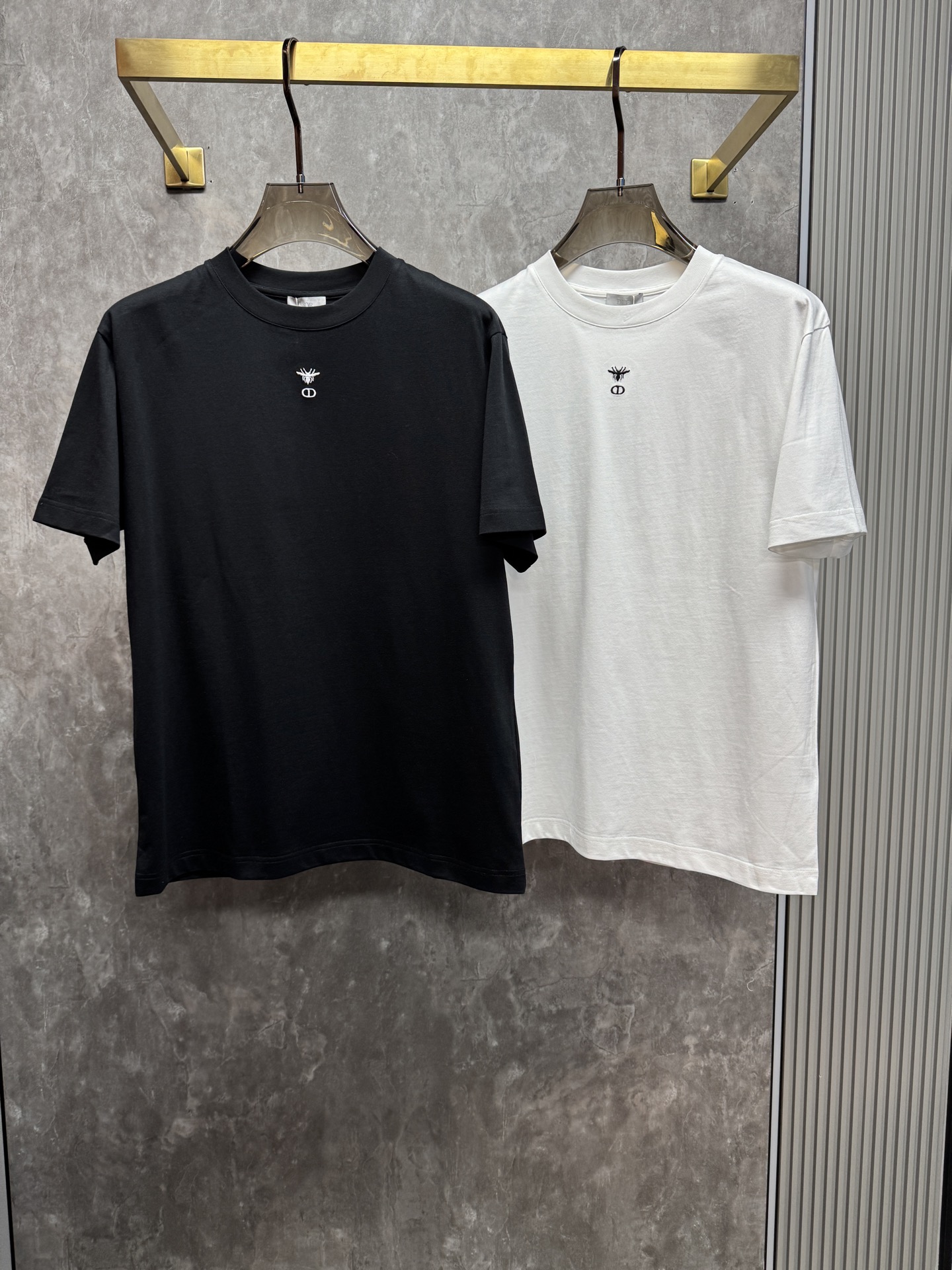 NO:837749,Dior 2026ss new spring and summer new debut counter latest short-sleeved round neck T-shirt, high-end customization, avant-garde and fashionable design!  The brand logo is designed with heavy craftsmanship. High-end customized pure cotton fabric. Soft to the touch. Comfortable to wear. Exquisite stitching at the counter level. Fine workmanship. The upper body effect is incomparably handsome!  A must-have item for a stylish man!  Color Black White Size S-XXL 08, dior, T-shirt, tees, t-shirt,19860909迪奥 2026ss 春夏新款首发专柜最新款短袖圆领T恤 高端订制 设计前卫时尚！品牌logo重工艺设计 高端定制纯棉面料.手感柔软.穿着舒适.专柜级别精致车线.做工精细.上身效果无敌帅气！型男必备单品！ 颜色黑色 白色 码数S-XXL 08,,dior,T-shirt,tees，t-shirt,,Men's clothing