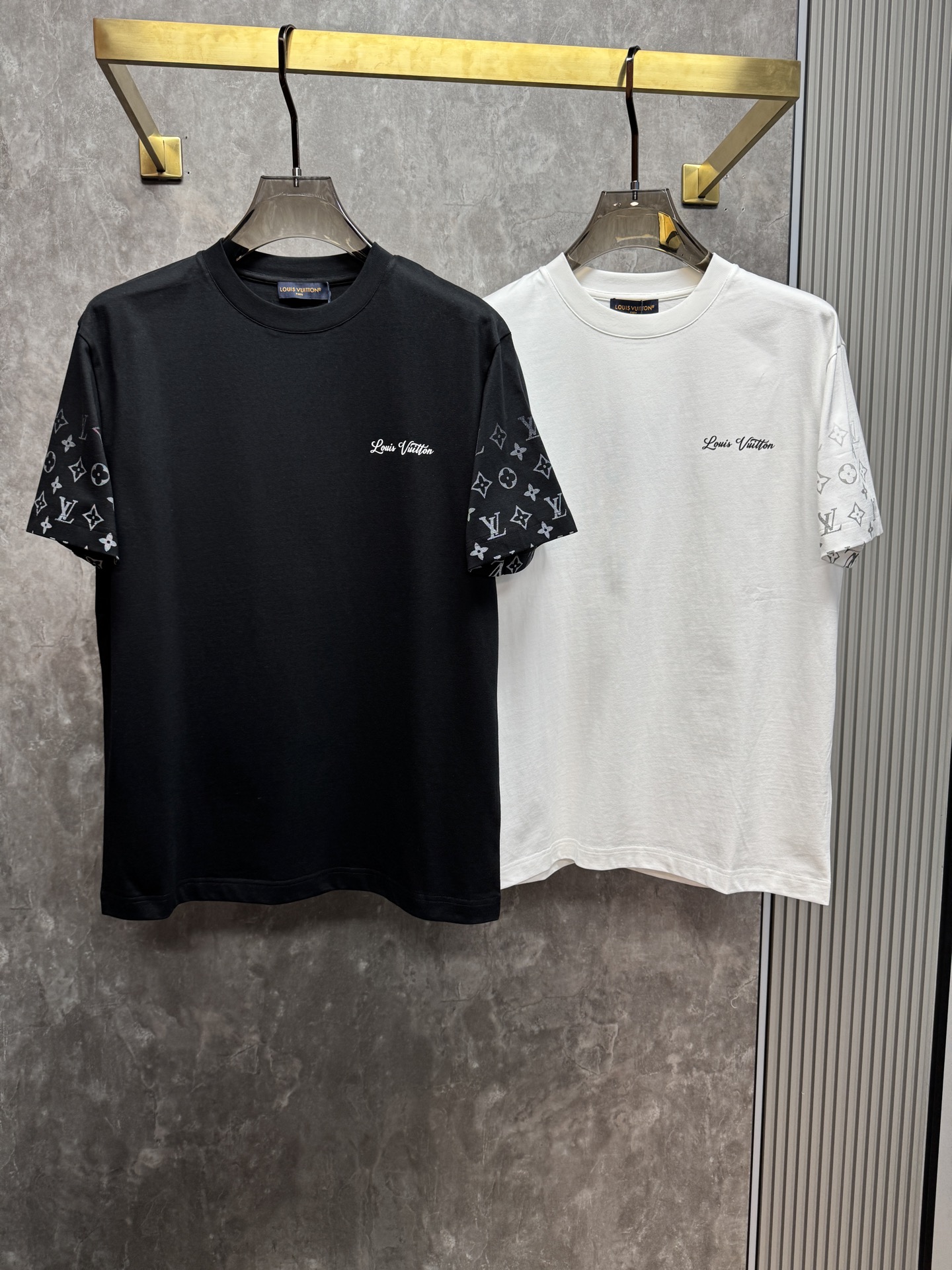 NO:837753,Lv 2026ss new spring and summer new debut counter, the latest short-sleeved round neck T-shirt, high-end customization, avant-garde and fashionable design!  The brand logo is designed with heavy craftsmanship. High-end customized pure cotton fabric. Soft to the touch. Comfortable to wear. Exquisite stitching at the counter level. Fine workmanship. The upper body effect is incomparably handsome!  A must-have item for a stylish man!  Color Black White Size S-XXL 08,,louis vuitton,T-shirt,tees,t-shirt,19860909Lv 2026ss 春夏新款首发专柜最新款短袖圆领T恤 高端订制 设计前卫时尚！品牌logo重工艺设计 高端定制纯棉面料.手感柔软.穿着舒适.专柜级别精致车线.做工精细.上身效果无敌帅气！型男必备单品！ 颜色黑色 白色 码数S-XXL 08,,louis vuitton,T-shirt,tees，t-shirt,,Men's clothing