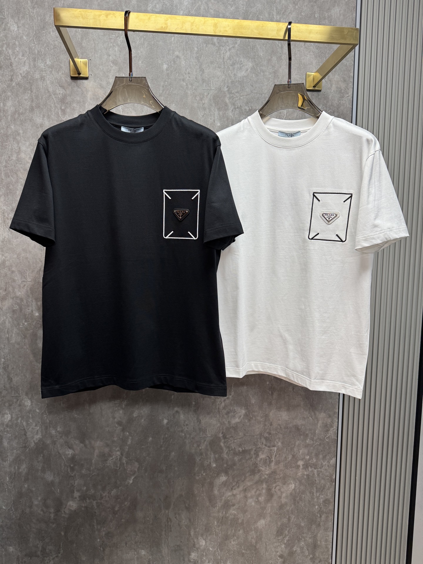 NO:838416,Prada 2026ss new spring and summer new debut counter latest short-sleeved round neck T-shirt, high-end customization, avant-garde and fashionable design!  The brand logo is designed with heavy craftsmanship. High-end customized pure cotton fabric. Soft to the touch. Comfortable to wear. Exquisite stitching at the counter level. Fine workmanship. The upper body effect is incomparably handsome!  A must-have item for a stylish man!  Color Black White Size S-XXL,,prada,T-shirt,tees,t-shirt,19860909普拉达 2026ss 春夏新款首发专柜最新款短袖圆领T恤 高端订制 设计前卫时尚！品牌logo重工艺设计 高端定制纯棉面料.手感柔软.穿着舒适.专柜级别精致车线.做工精细.上身效果无敌帅气！型男必备单品！ 颜色黑色 白色 码数S-XXL,,prada,T-shirt,tees，t-shirt,,Men's clothing