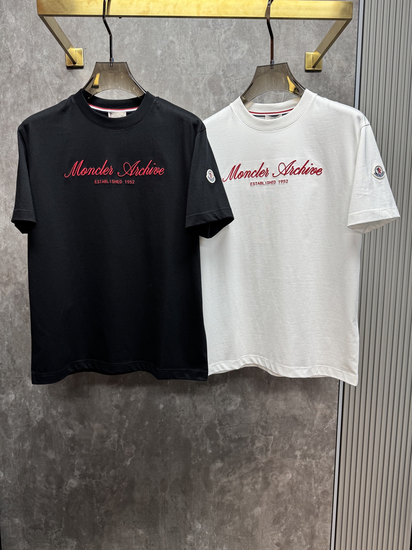 NO:838424,Mengkou 2026ss new spring and summer new debut counter latest short-sleeved round neck T-shirt, high-end customization, avant-garde and fashionable design!  The brand logo is designed with heavy craftsmanship. High-end customized pure cotton fabric. Soft to the touch. Comfortable to wear. Exquisite stitching at the counter level. Fine workmanship. The upper body effect is incomparably handsome!  A must-have item for a stylish man!  Color Black White Size S-XXL,,Moncler,T-shirt,tees,t-shirt,19860909蒙口 2026ss 春夏新款首发专柜最新款短袖圆领T恤 高端订制 设计前卫时尚！品牌logo重工艺设计 高端定制纯棉面料.手感柔软.穿着舒适.专柜级别精致车线.做工精细.上身效果无敌帅气！型男必备单品！ 颜色黑色 白色 码数S-XXL,,Moncler,T-shirt,tees，t-shirt,,Men's clothing