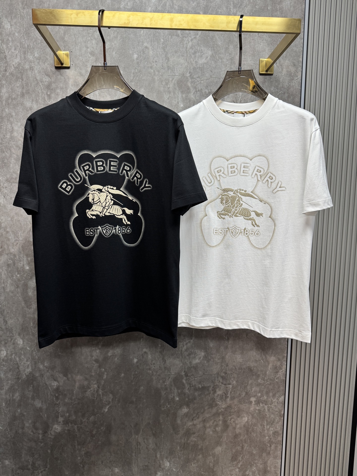 NO:838429,Burberry 2026ss new spring and summer new debut counter latest short-sleeved round neck T-shirt, high-end customization, avant-garde and fashionable design!  The brand logo is designed with heavy craftsmanship. High-end customized pure cotton fabric. Soft to the touch. Comfortable to wear. Exquisite stitching at the counter level. Fine workmanship. The upper body effect is incomparably handsome!  A must-have item for a stylish man!  Color Black White Size S-XXL,,burberry,T-shirt,tees,t-shirt,19860909巴宝莉 2026ss 春夏新款首发专柜最新款短袖圆领T恤 高端订制 设计前卫时尚！品牌logo重工艺设计 高端定制纯棉面料.手感柔软.穿着舒适.专柜级别精致车线.做工精细.上身效果无敌帅气！型男必备单品！ 颜色黑色 白色 码数S-XXL,,burberry,T-shirt,tees，t-shirt,,Men's clothing