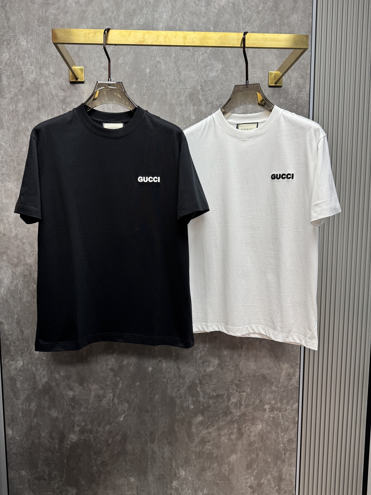 NO:838435,Gucci 2026ss new spring and summer new debut counter latest short-sleeved round neck T-shirt, high-end customization, avant-garde and fashionable design!  The brand logo is designed with heavy craftsmanship. High-end customized pure cotton fabric. Soft to the touch. Comfortable to wear. Exquisite stitching at the counter level. Fine workmanship. The upper body effect is incomparably handsome!  A must-have item for a stylish man!  Color Black White Size S-XXL,,gucci,T-shirt,tees,t-shirt,19860909古驰 2026ss 春夏新款首发专柜最新款短袖圆领T恤 高端订制 设计前卫时尚！品牌logo重工艺设计 高端定制纯棉面料.手感柔软.穿着舒适.专柜级别精致车线.做工精细.上身效果无敌帅气！型男必备单品！ 颜色黑色 白色 码数S-XXL,,gucci,T-shirt,tees，t-shirt,,Men's clothing