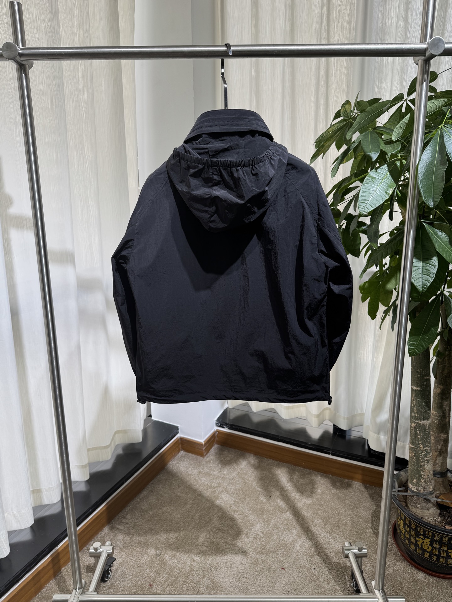 B家 26SS男士连帽冲锋夹克 轻薄皱感面料，内置格纹内衬，袖部圆形品牌胶标。 连帽可调节抽绳，拉链门襟，下摆松紧收口，
