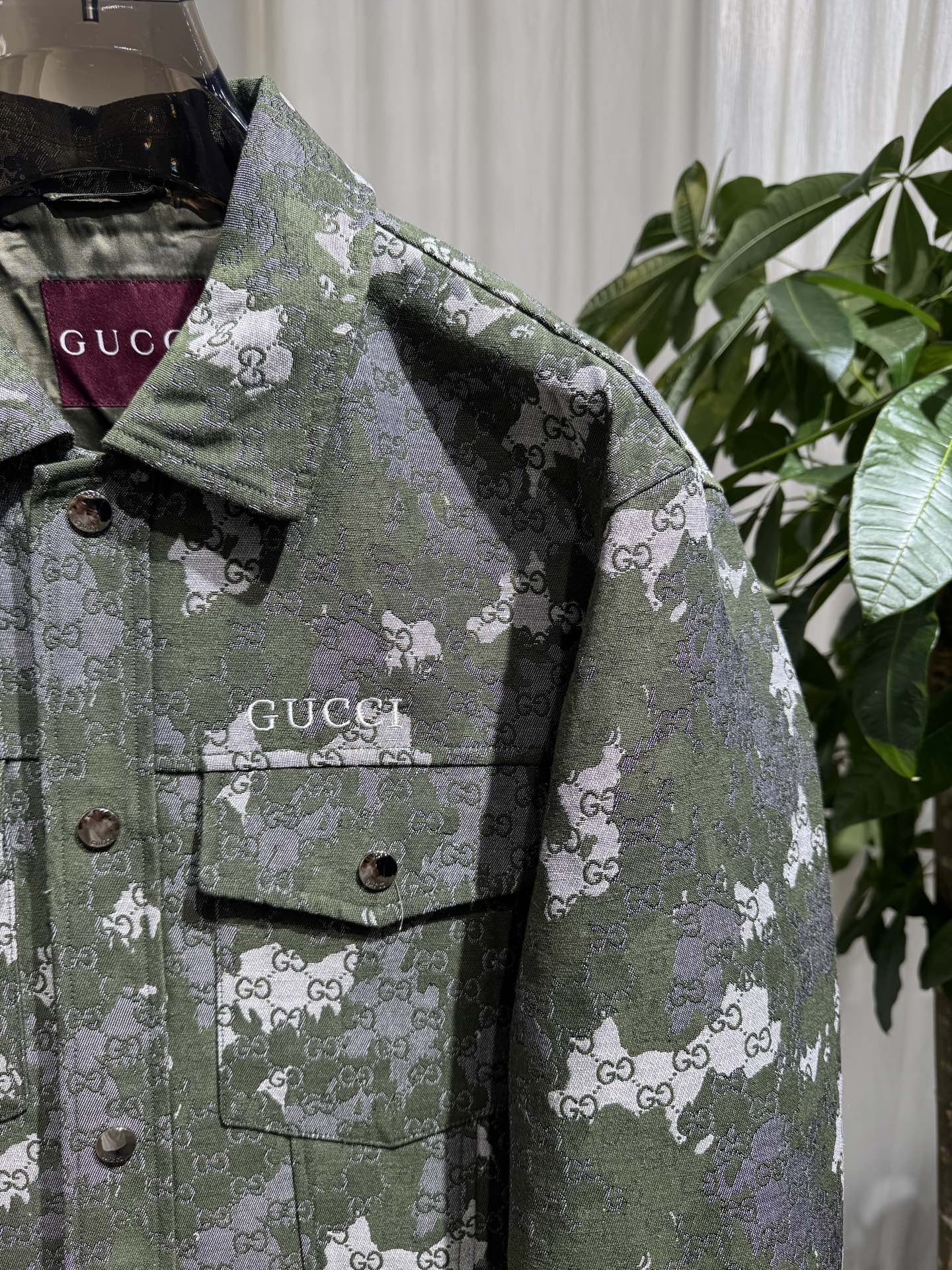 Gucci 26SS男士翻领工装夹克 迷彩融合GG老花提花，翻领设计，金属纽扣门襟，胸前双贴袋，胸口品牌字母标识，面料挺