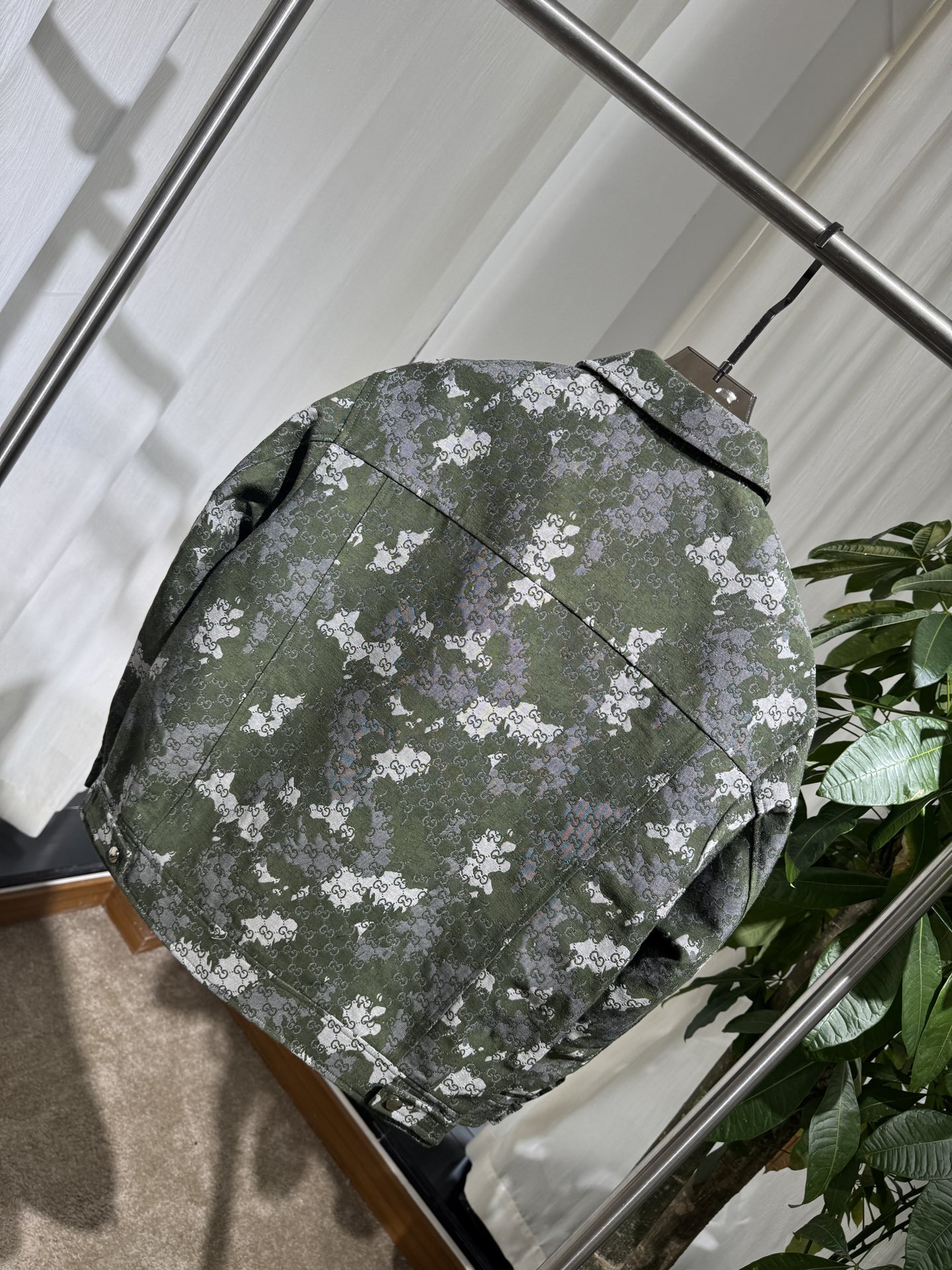 Gucci 26SS男士翻领工装夹克 迷彩融合GG老花提花，翻领设计，金属纽扣门襟，胸前双贴袋，胸口品牌字母标识，面料挺