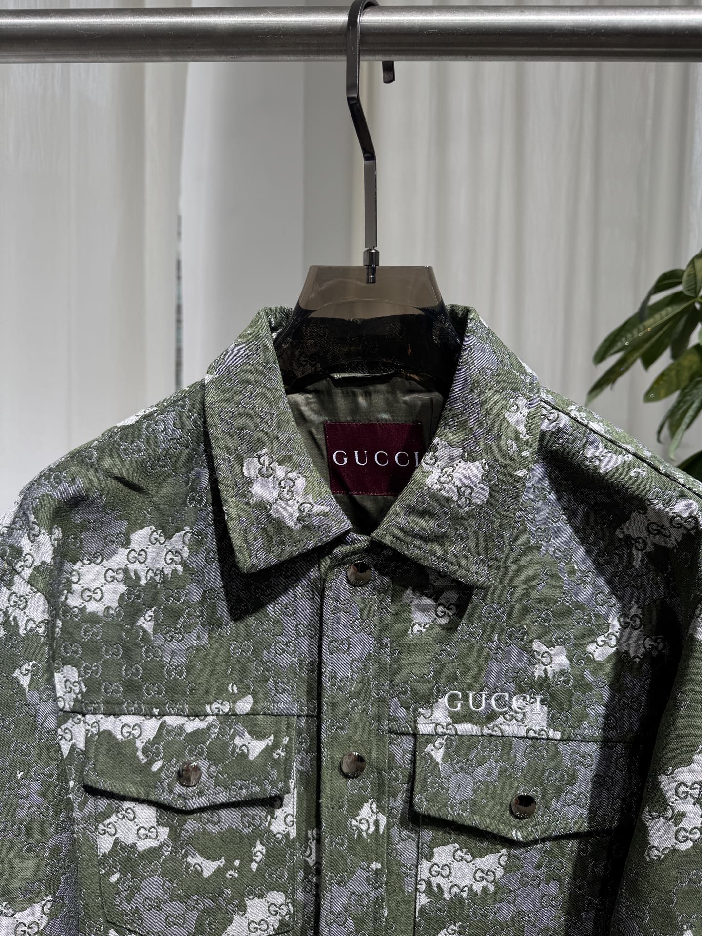 Gucci 26SS男士翻领工装夹克 迷彩融合GG老花提花，翻领设计，金属纽扣门襟，胸前双贴袋，胸口品牌字母标识，面料挺