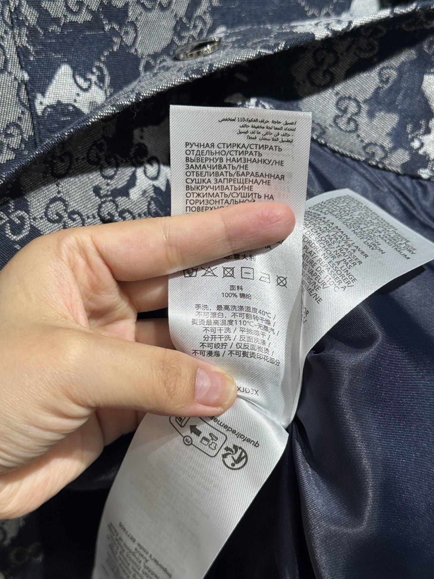 Gucci 26SS男士翻领工装夹克 迷彩融合GG老花提花，翻领设计，金属纽扣门襟，胸前双贴袋，胸口品牌字母标识，面料挺