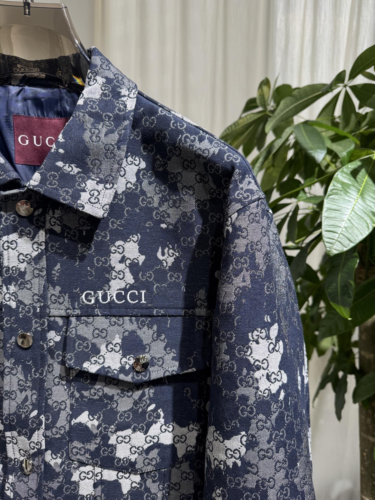 Gucci 26SS男士翻领工装夹克 迷彩融合GG老花提花，翻领设计，金属纽扣门襟，胸前双贴袋，胸口品牌字母标识，面料挺