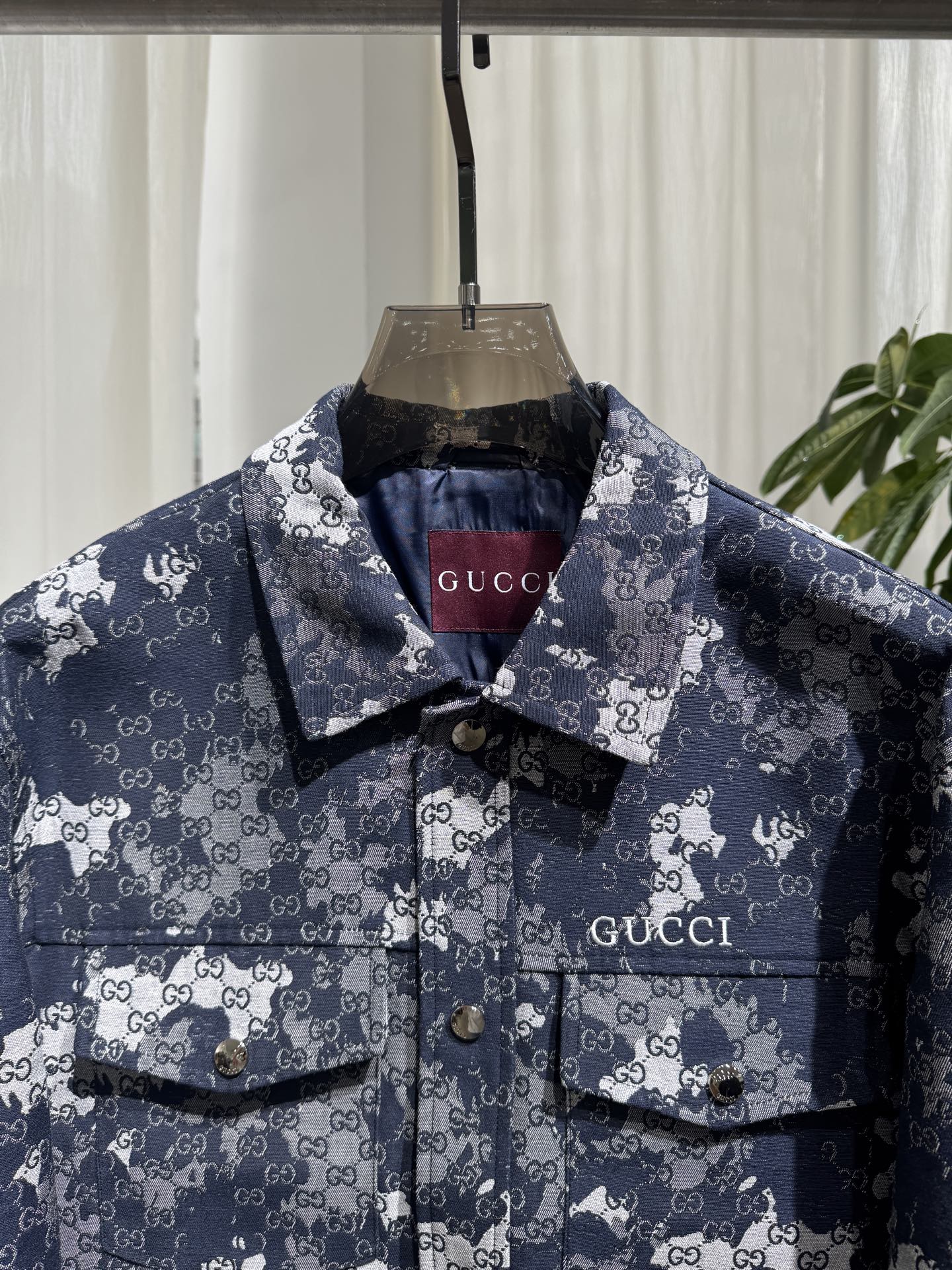 Gucci 26SS男士翻领工装夹克 迷彩融合GG老花提花，翻领设计，金属纽扣门襟，胸前双贴袋，胸口品牌字母标识，面料挺