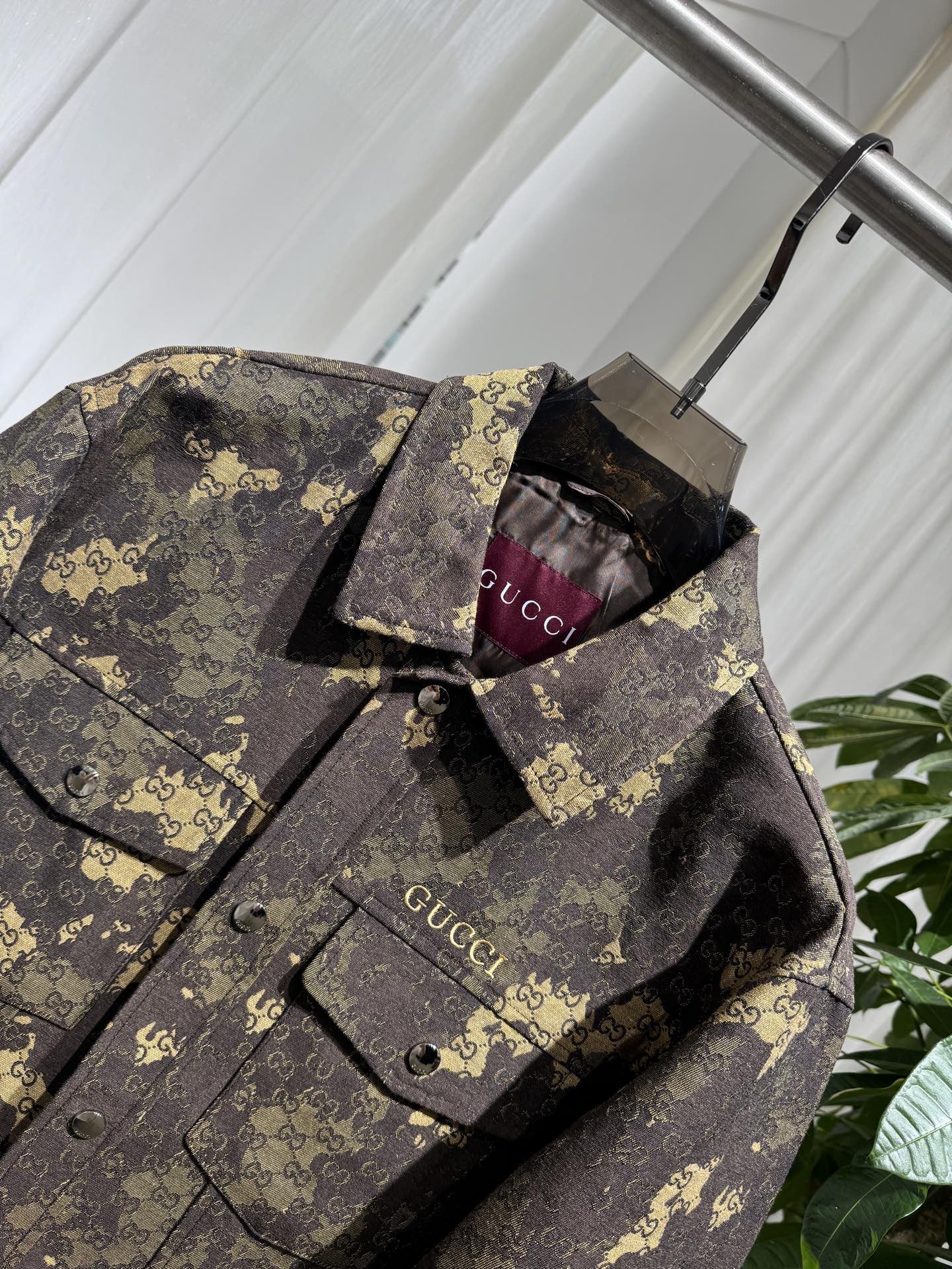 Gucci 26SS男士翻领工装夹克 迷彩融合GG老花提花，翻领设计，金属纽扣门襟，胸前双贴袋，胸口品牌字母标识，面料挺