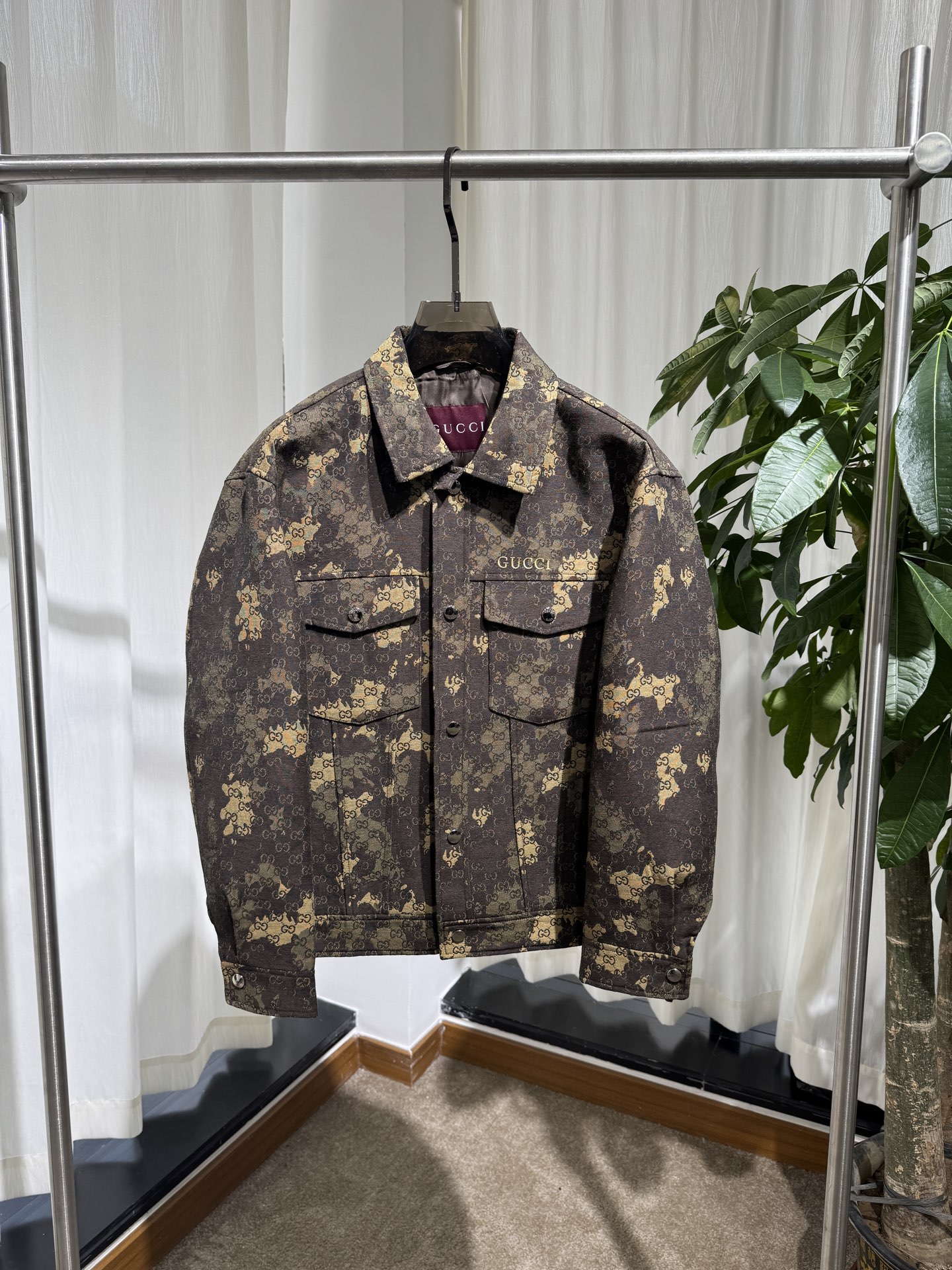 Gucci 26SS男士翻领工装夹克 迷彩融合GG老花提花,翻领设计,金属纽扣门襟,胸前双贴袋,胸口品牌字母标识,面料挺 Gucci 26SS男士翻领工装夹克 迷彩融合GG老花提花,翻领设计,金属纽扣门襟,胸前双贴袋,胸口品牌字母标识,面料挺