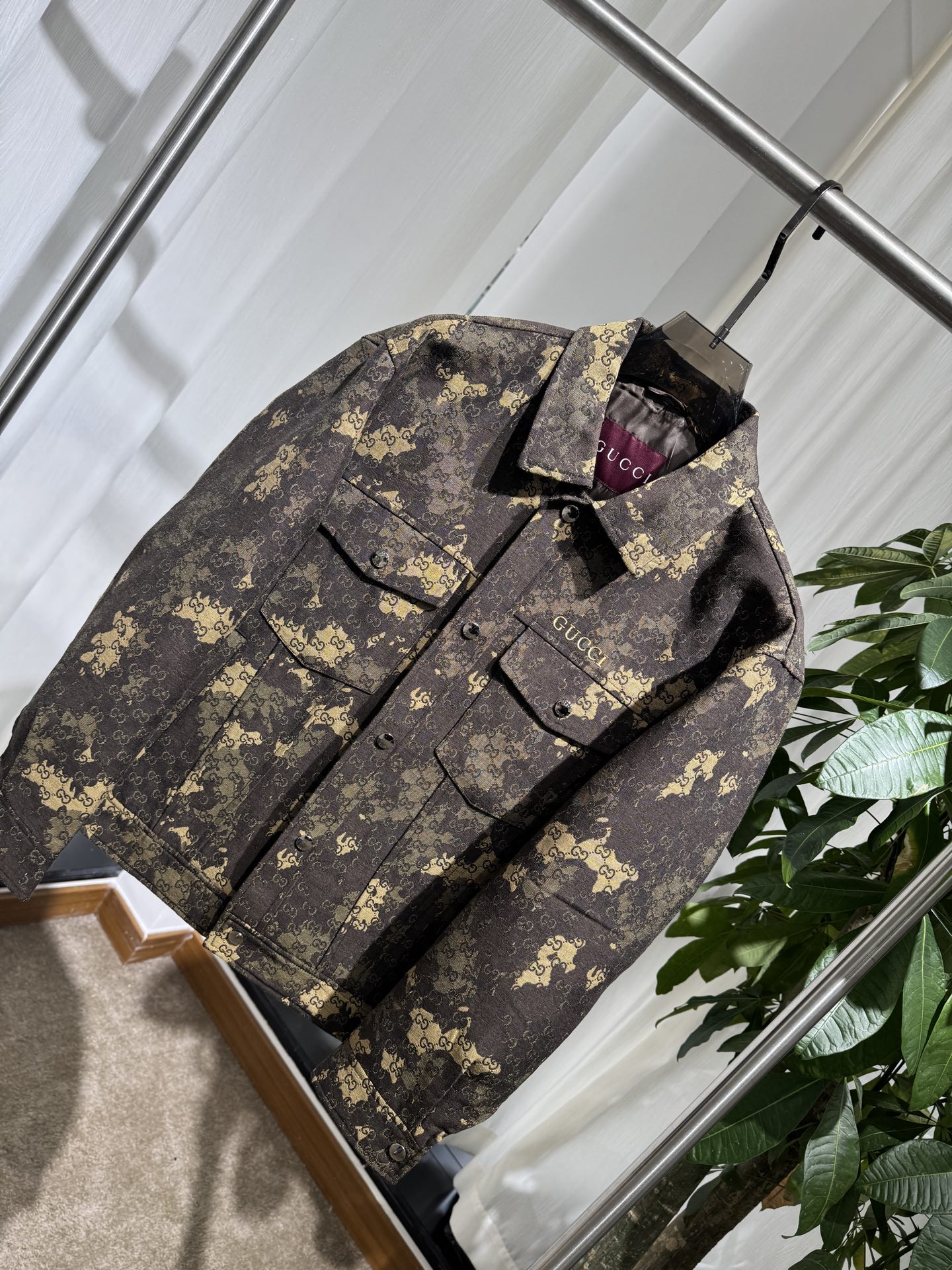Gucci 26SS男士翻领工装夹克 迷彩融合GG老花提花，翻领设计，金属纽扣门襟，胸前双贴袋，胸口品牌字母标识，面料挺