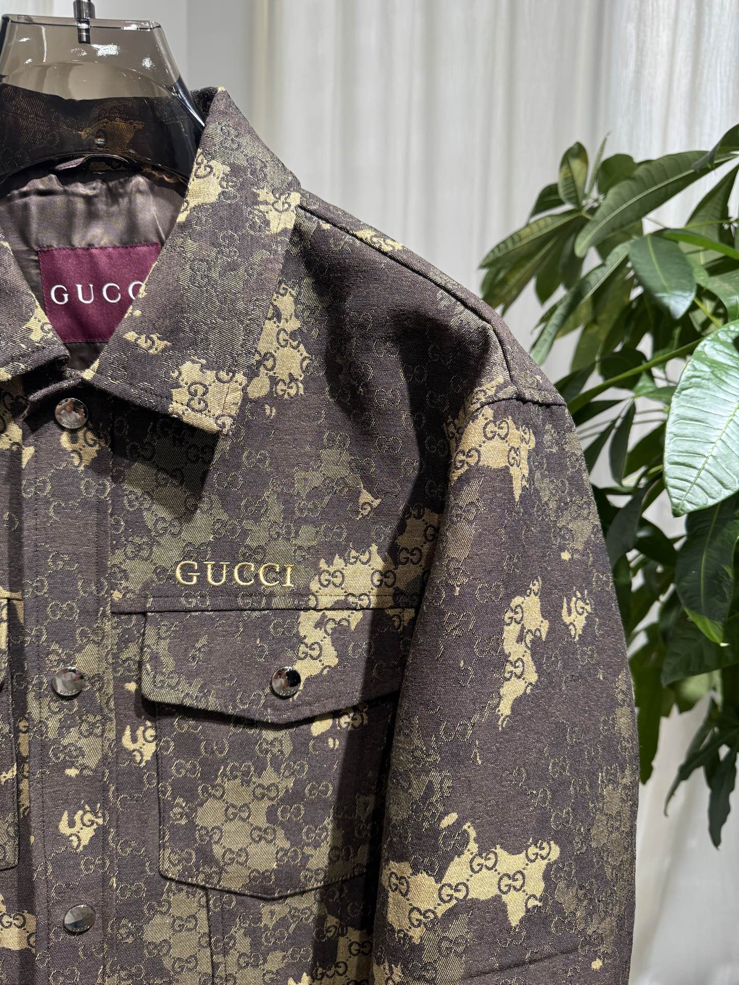 Gucci 26SS男士翻领工装夹克 迷彩融合GG老花提花，翻领设计，金属纽扣门襟，胸前双贴袋，胸口品牌字母标识，面料挺
