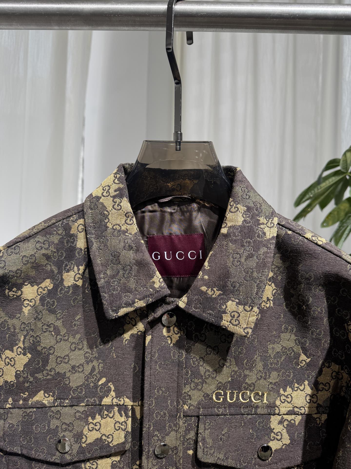 Gucci 26SS男士翻领工装夹克 迷彩融合GG老花提花，翻领设计，金属纽扣门襟，胸前双贴袋，胸口品牌字母标识，面料挺