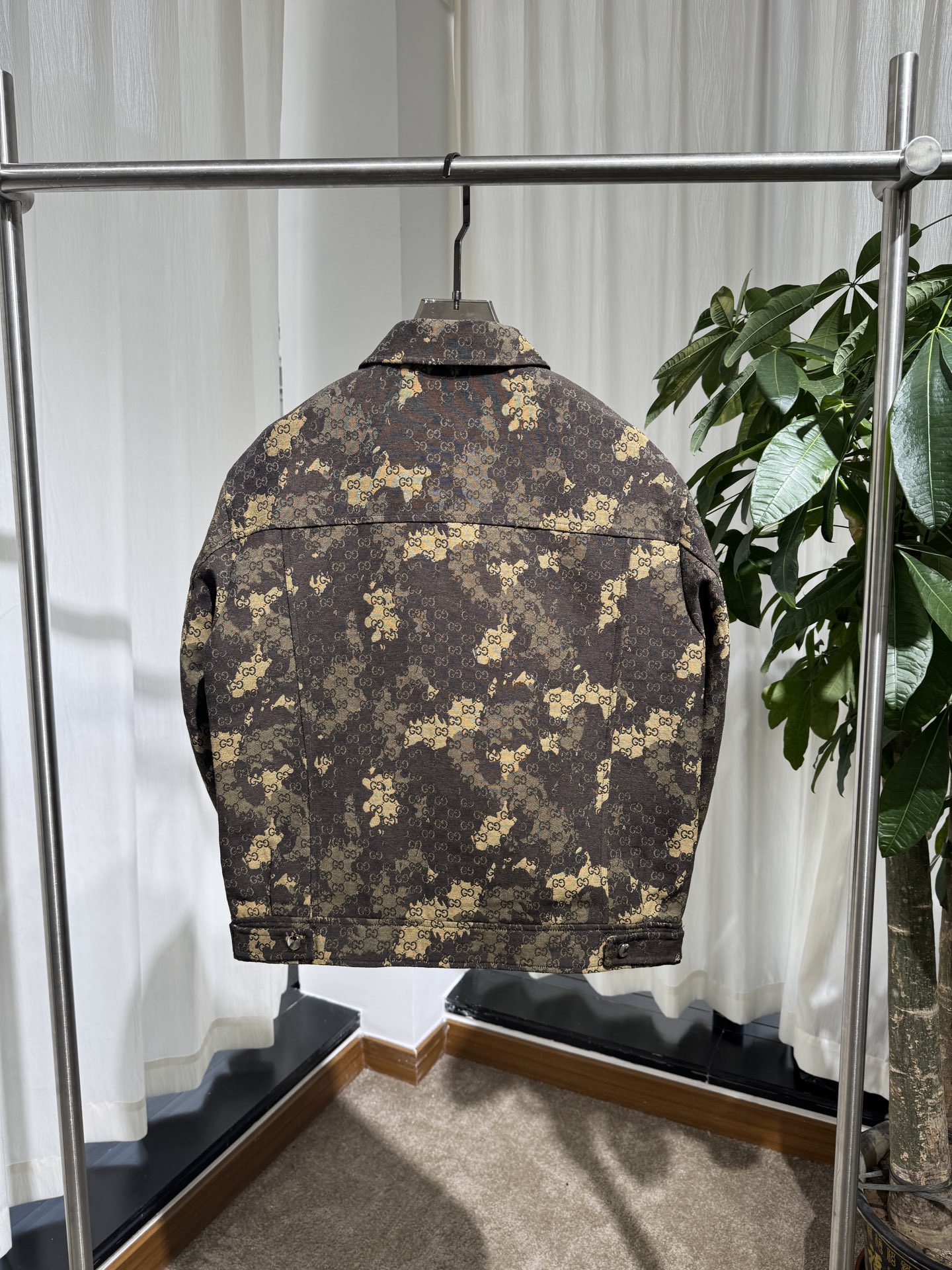 Gucci 26SS男士翻领工装夹克 迷彩融合GG老花提花，翻领设计，金属纽扣门襟，胸前双贴袋，胸口品牌字母标识，面料挺