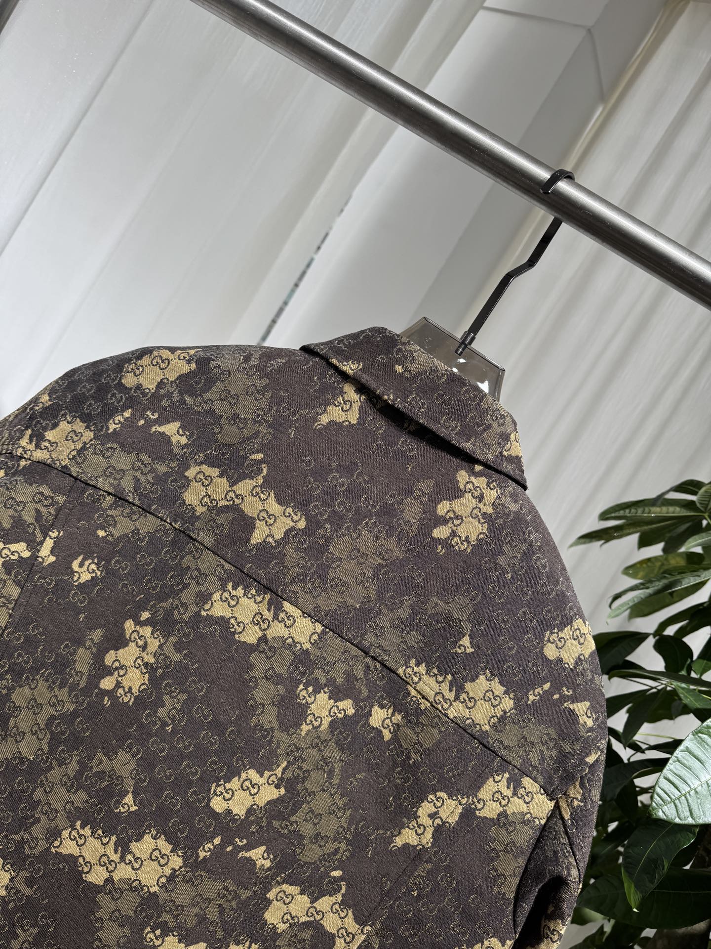 Gucci 26SS男士翻领工装夹克 迷彩融合GG老花提花，翻领设计，金属纽扣门襟，胸前双贴袋，胸口品牌字母标识，面料挺