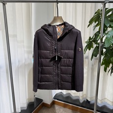 B家 26ss|针织拼接连帽羽绒 码数48-56 衣身羽绒填充,针织袖拼接设计 经典格纹内衬,袖臂骑士标点缀 连帽抽绳, B家 26ss|针织拼接连帽羽绒 码数48-56 衣身羽绒填充,针织袖拼接设计 经典格纹内衬,袖臂骑士标点缀 连帽抽绳,