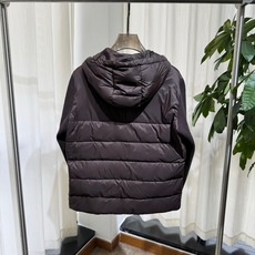 B家 26ss|针织拼接连帽羽绒 码数48-56 衣身羽绒填充,针织袖拼接设计 经典格纹内衬,袖臂骑士标点缀 连帽抽绳, B家 26ss|针织拼接连帽羽绒 码数48-56 衣身羽绒填充,针织袖拼接设计 经典格纹内衬,袖臂骑士标点缀 连帽抽绳,