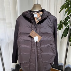 B家 26ss|针织拼接连帽羽绒 码数48-56 衣身羽绒填充,针织袖拼接设计 经典格纹内衬,袖臂骑士标点缀 连帽抽绳, B家 26ss|针织拼接连帽羽绒 码数48-56 衣身羽绒填充,针织袖拼接设计 经典格纹内衬,袖臂骑士标点缀 连帽抽绳,