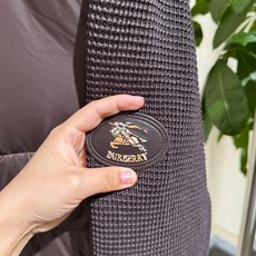 B家 26ss|针织拼接连帽羽绒 码数48-56 衣身羽绒填充,针织袖拼接设计 经典格纹内衬,袖臂骑士标点缀 连帽抽绳, B家 26ss|针织拼接连帽羽绒 码数48-56 衣身羽绒填充,针织袖拼接设计 经典格纹内衬,袖臂骑士标点缀 连帽抽绳,