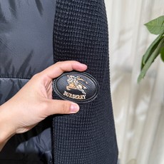 B家 26ss|针织拼接连帽羽绒 码数48-56 衣身羽绒填充,针织袖拼接设计 经典格纹内衬,袖臂骑士标点缀 连帽抽绳, B家 26ss|针织拼接连帽羽绒 码数48-56 衣身羽绒填充,针织袖拼接设计 经典格纹内衬,袖臂骑士标点缀 连帽抽绳,