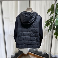 B家 26ss|针织拼接连帽羽绒 码数48-56 衣身羽绒填充,针织袖拼接设计 经典格纹内衬,袖臂骑士标点缀 连帽抽绳, B家 26ss|针织拼接连帽羽绒 码数48-56 衣身羽绒填充,针织袖拼接设计 经典格纹内衬,袖臂骑士标点缀 连帽抽绳,