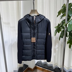 B家 26ss|针织拼接连帽羽绒 码数48-56 衣身羽绒填充,针织袖拼接设计 经典格纹内衬,袖臂骑士标点缀 连帽抽绳, B家 26ss|针织拼接连帽羽绒 码数48-56 衣身羽绒填充,针织袖拼接设计 经典格纹内衬,袖臂骑士标点缀 连帽抽绳,