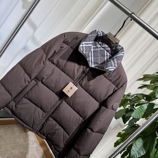 B家 26ss|双面穿立领羽绒 码数48-56 一面纯色简约,一面经典格纹,一衣两穿 横段充绒饱满,立领锁温,袖臂圆形品 B家 26ss|双面穿立领羽绒 码数48-56 一面纯色简约,一面经典格纹,一衣两穿 横段充绒饱满,立领锁温,袖臂圆形品