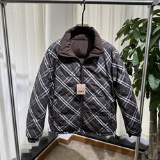B家 26ss|双面穿立领羽绒 码数48-56 一面纯色简约,一面经典格纹,一衣两穿 横段充绒饱满,立领锁温,袖臂圆形品 B家 26ss|双面穿立领羽绒 码数48-56 一面纯色简约,一面经典格纹,一衣两穿 横段充绒饱满,立领锁温,袖臂圆形品