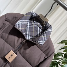 B家 26ss|双面穿立领羽绒 码数48-56 一面纯色简约,一面经典格纹,一衣两穿 横段充绒饱满,立领锁温,袖臂圆形品 B家 26ss|双面穿立领羽绒 码数48-56 一面纯色简约,一面经典格纹,一衣两穿 横段充绒饱满,立领锁温,袖臂圆形品