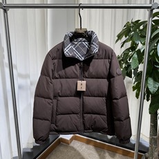 B家 26ss|双面穿立领羽绒 码数48-56 一面纯色简约,一面经典格纹,一衣两穿 横段充绒饱满,立领锁温,袖臂圆形品 B家 26ss|双面穿立领羽绒 码数48-56 一面纯色简约,一面经典格纹,一衣两穿 横段充绒饱满,立领锁温,袖臂圆形品