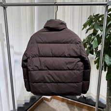 B家 26ss|双面穿立领羽绒 码数48-56 一面纯色简约,一面经典格纹,一衣两穿 横段充绒饱满,立领锁温,袖臂圆形品 B家 26ss|双面穿立领羽绒 码数48-56 一面纯色简约,一面经典格纹,一衣两穿 横段充绒饱满,立领锁温,袖臂圆形品