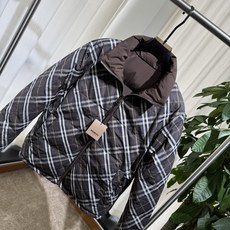 B家 26ss|双面穿立领羽绒 码数48-56 一面纯色简约,一面经典格纹,一衣两穿 横段充绒饱满,立领锁温,袖臂圆形品 B家 26ss|双面穿立领羽绒 码数48-56 一面纯色简约,一面经典格纹,一衣两穿 横段充绒饱满,立领锁温,袖臂圆形品