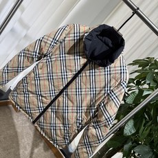 B家 26ss|双面穿立领羽绒 码数48-56 一面纯色简约,一面经典格纹,一衣两穿 横段充绒饱满,立领锁温,袖臂圆形品 B家 26ss|双面穿立领羽绒 码数48-56 一面纯色简约,一面经典格纹,一衣两穿 横段充绒饱满,立领锁温,袖臂圆形品