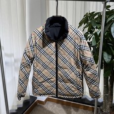 B家 26ss|双面穿立领羽绒 码数48-56 一面纯色简约,一面经典格纹,一衣两穿 横段充绒饱满,立领锁温,袖臂圆形品 B家 26ss|双面穿立领羽绒 码数48-56 一面纯色简约,一面经典格纹,一衣两穿 横段充绒饱满,立领锁温,袖臂圆形品