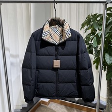 B家 26ss|双面穿立领羽绒 码数48-56 一面纯色简约,一面经典格纹,一衣两穿 横段充绒饱满,立领锁温,袖臂圆形品 B家 26ss|双面穿立领羽绒 码数48-56 一面纯色简约,一面经典格纹,一衣两穿 横段充绒饱满,立领锁温,袖臂圆形品